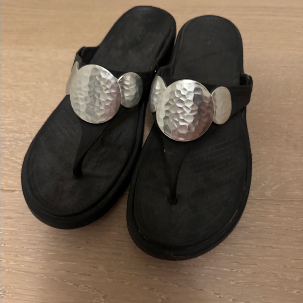 Crocs Women's Size 8 Silver Hammered Medallion Black Wedge Sandals